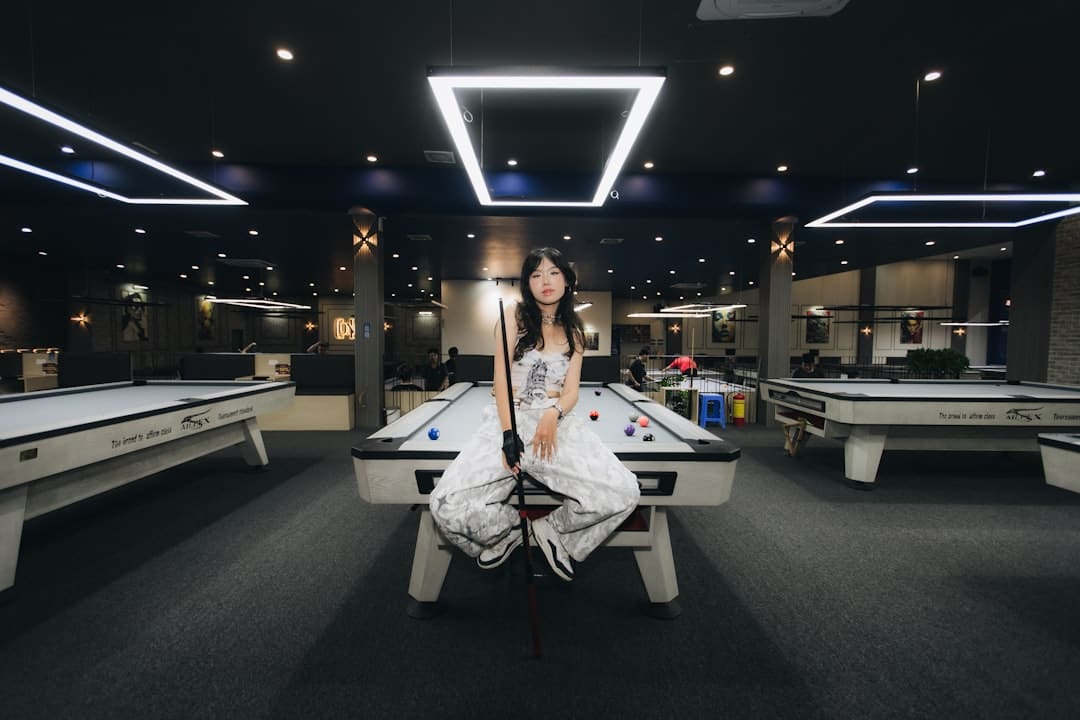韩国女演员穿鞋踩机场椅子引热议 公众人物行为惹争议